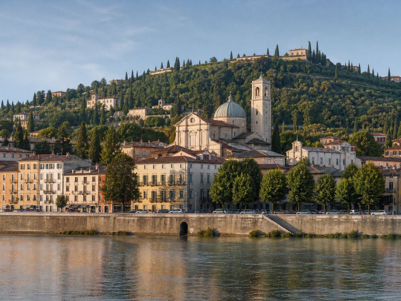 Veduta editoriale di Borgo Trento e delle colline lungo l’Adige a Verona