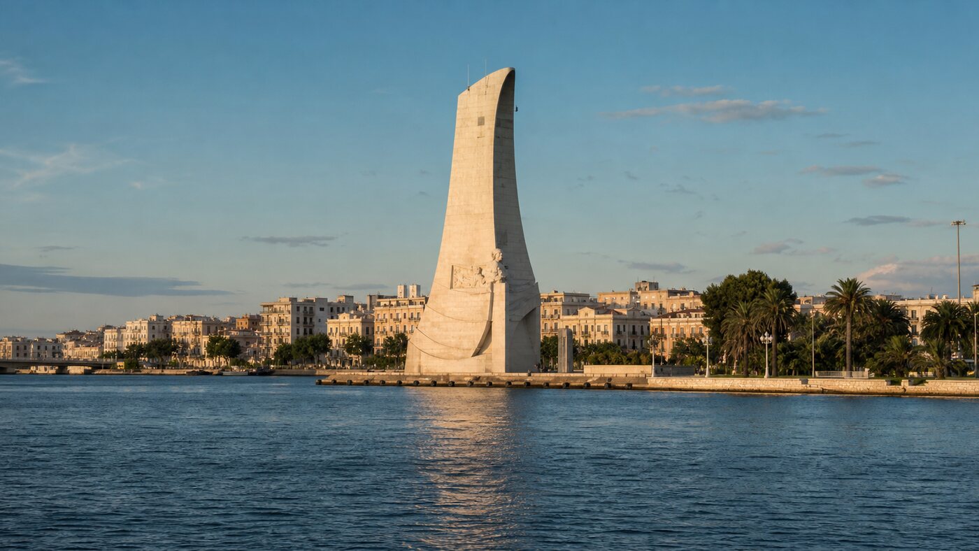 Veduta del Monumento al Marinaio sul porto interno di Brindisi