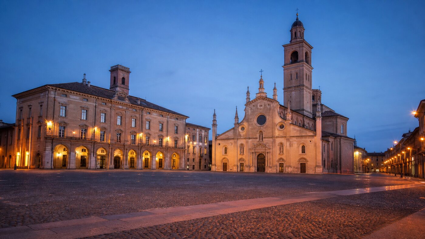 Veduta di Piazza dei Martiri con il Palazzo dei Pio e il Duomo di Carpi