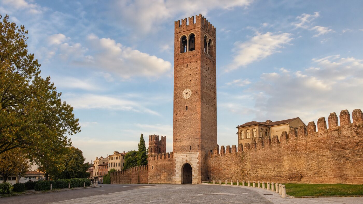Veduta della Torre Civica e delle mura di Castelfranco Veneto