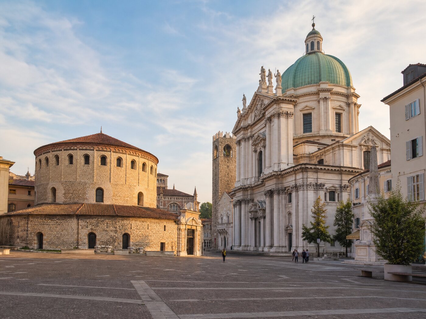 Veduta editoriale di Piazza Paolo VI nel centro di Brescia con il Duomo Vecchio e il Duomo Nuovo