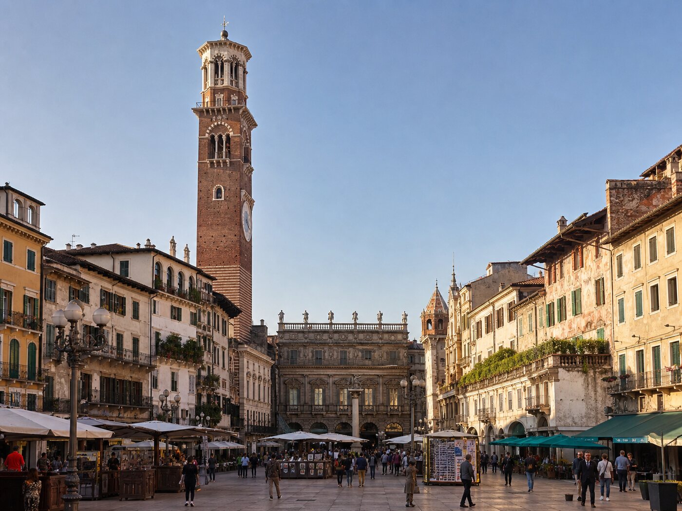Veduta editoriale di Piazza delle Erbe nel centro storico di Verona