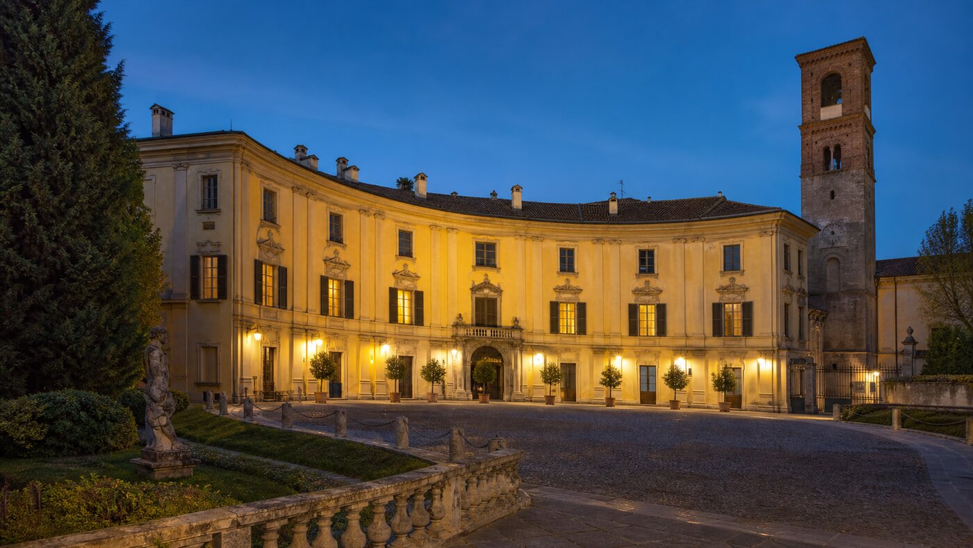 Veduta di Palazzo Arese Borromeo a Cesano Maderno all’ora blu