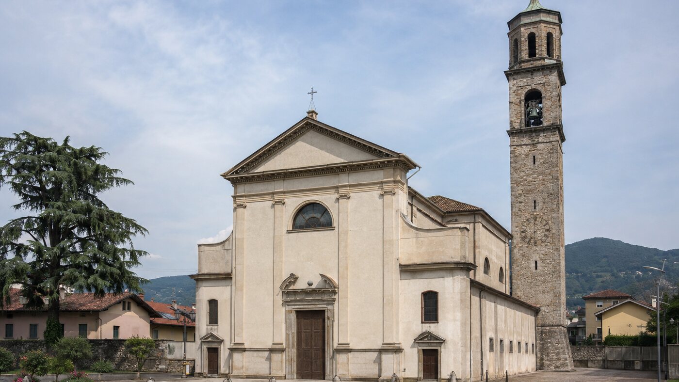 Veduta della chiesa di Santa Maria Assunta e del campanile a Curno