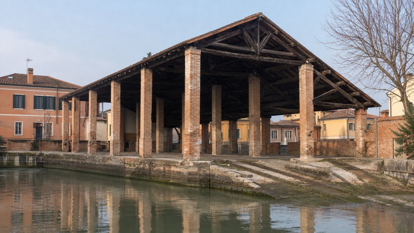 Veduta dello Squero Monumentale sul Naviglio del Brenta a Dolo