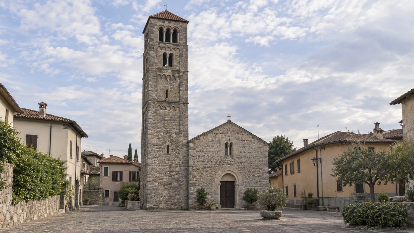 Veduta della chiesa di Sant’Eufemia e del campanile a Erba