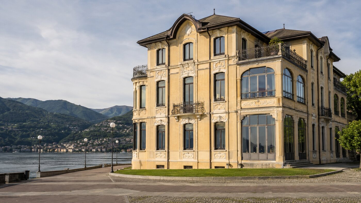 Veduta di Palazzo Verbania sul lungolago di Luino