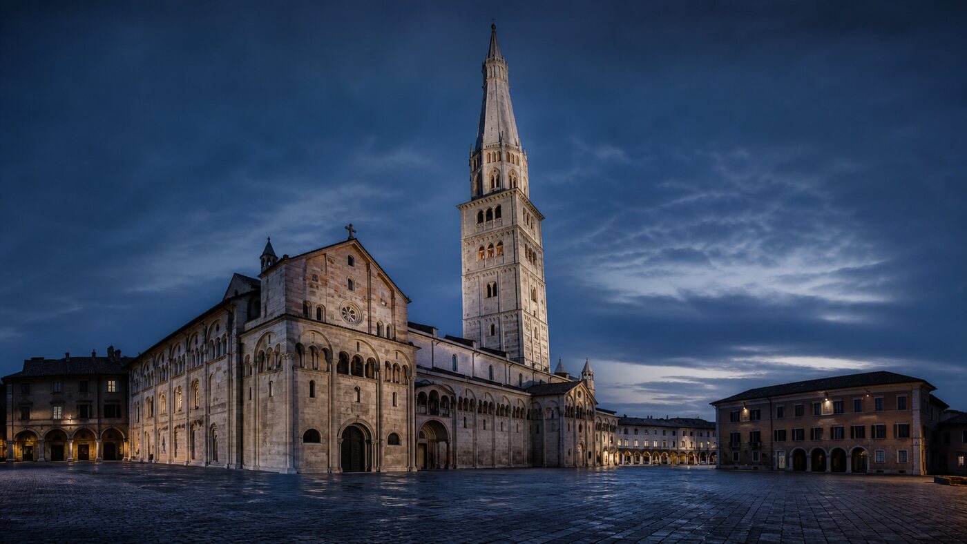 Illustrazione editoriale del Duomo e della Ghirlandina in Piazza Grande a Modena
