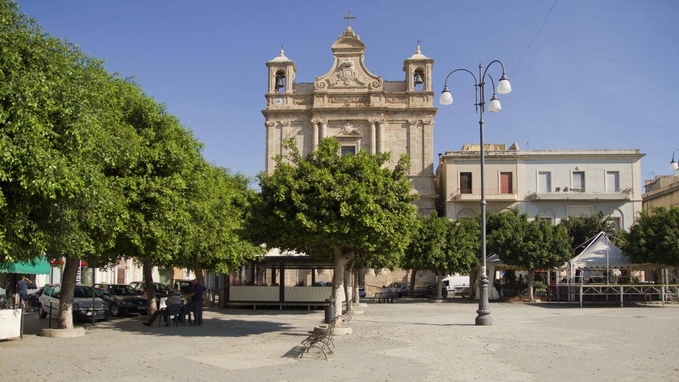 Piazza Vittorio Emanuele e Chiesa Madre del Santissimo Crocifisso a Pachino