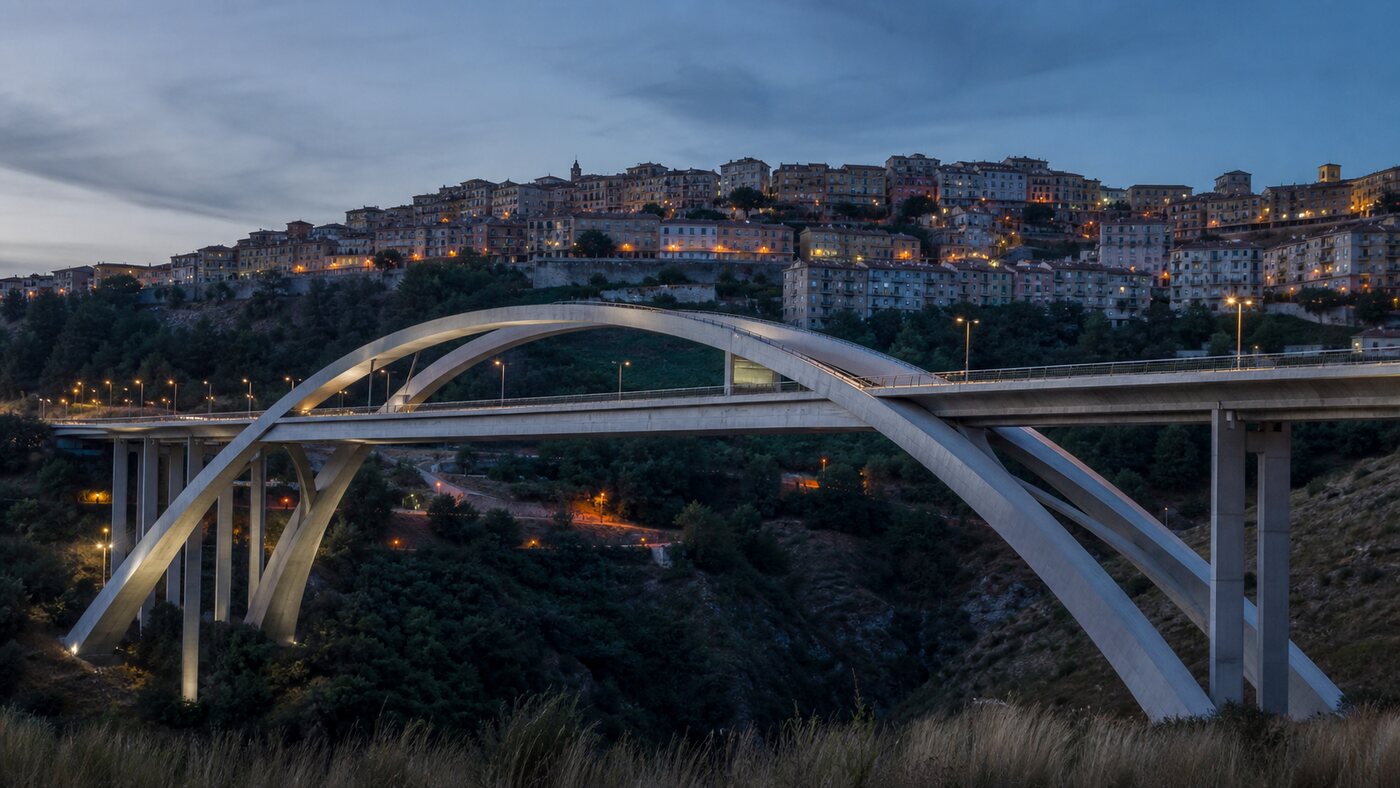 Veduta del Ponte Musmeci con la città di Potenza sullo sfondo