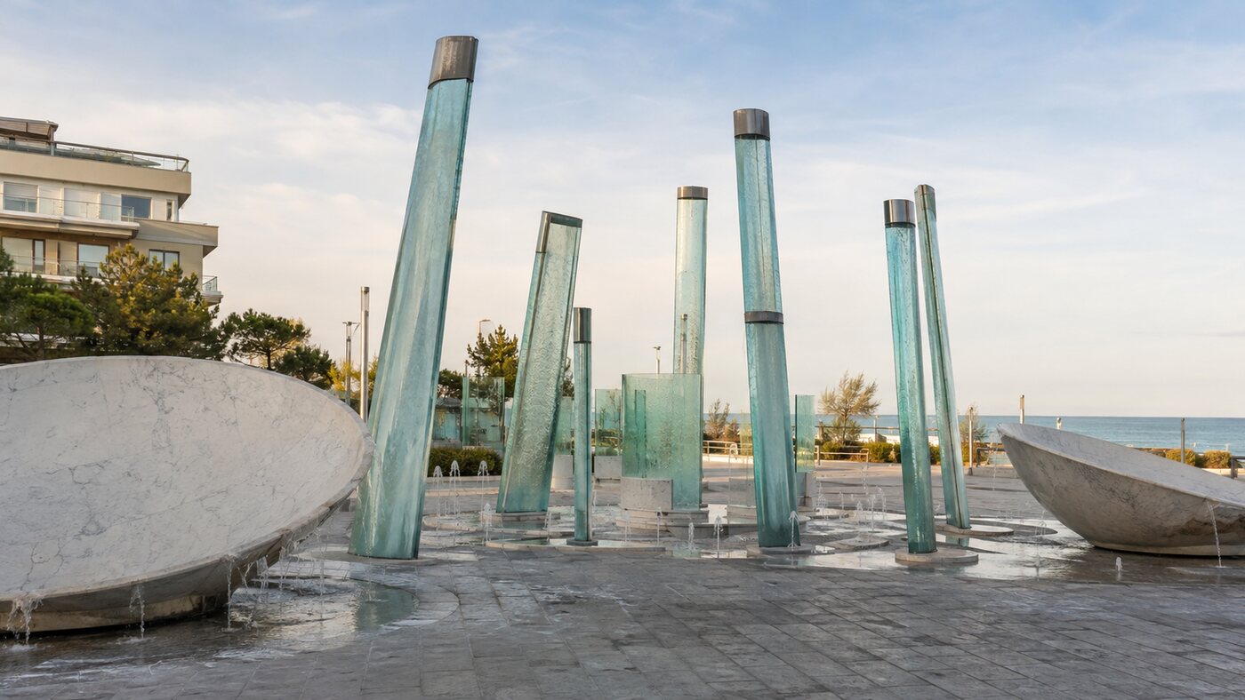 Veduta della Fontana Bosco della Pioggia sul lungomare di Riccione