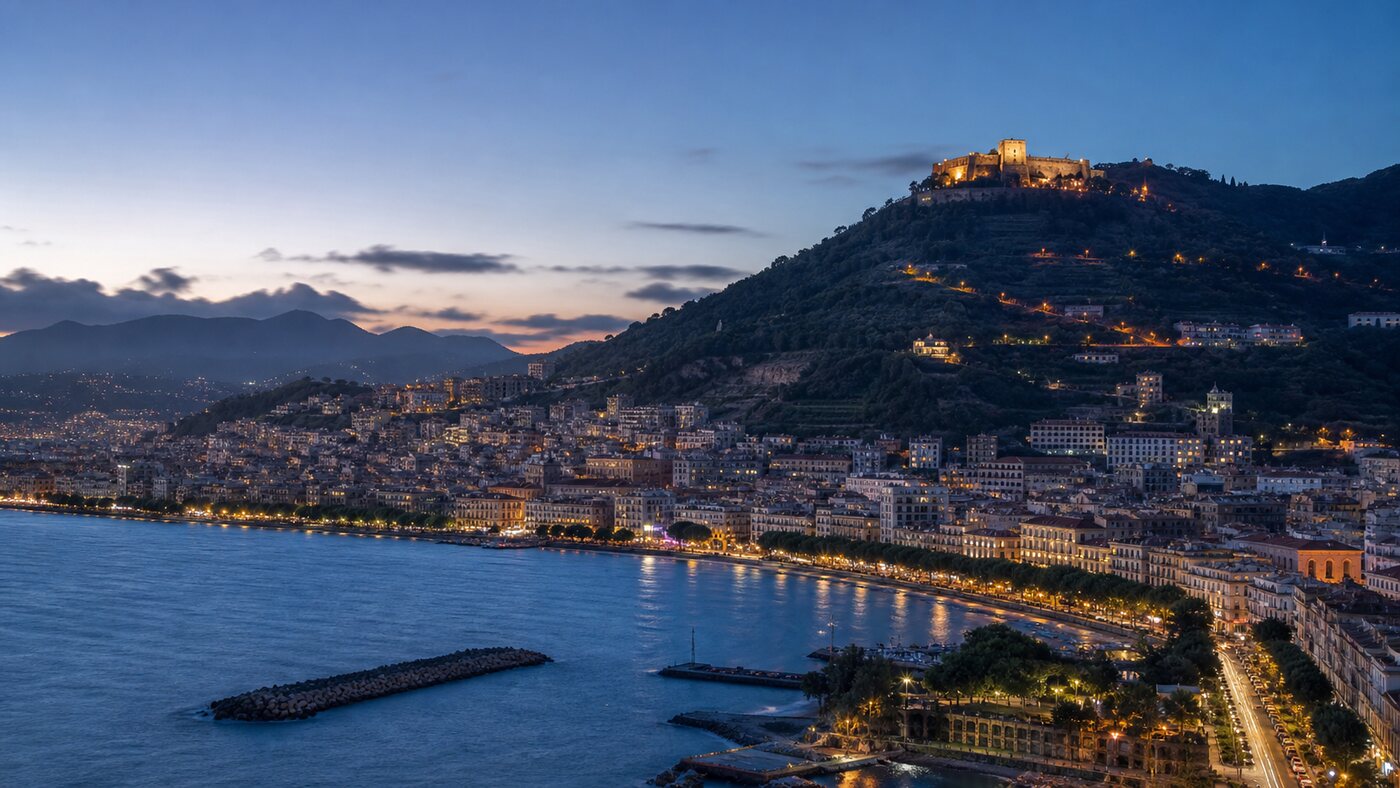 Veduta del lungomare e del centro di Salerno sotto il Castello di Arechi