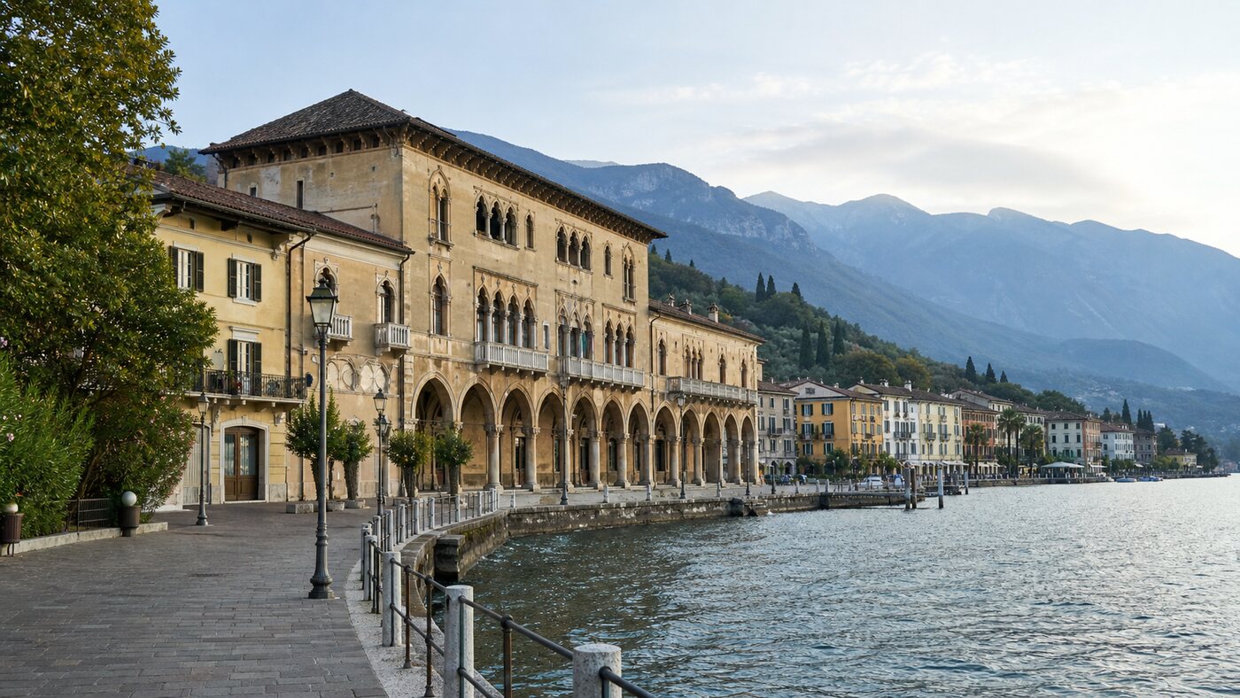 Veduta del Palazzo della Magnifica Patria sul lungolago di Salò