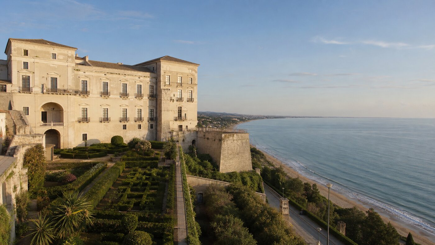 Veduta di Palazzo d’Avalos e dei giardini affacciati sul mare a Vasto
