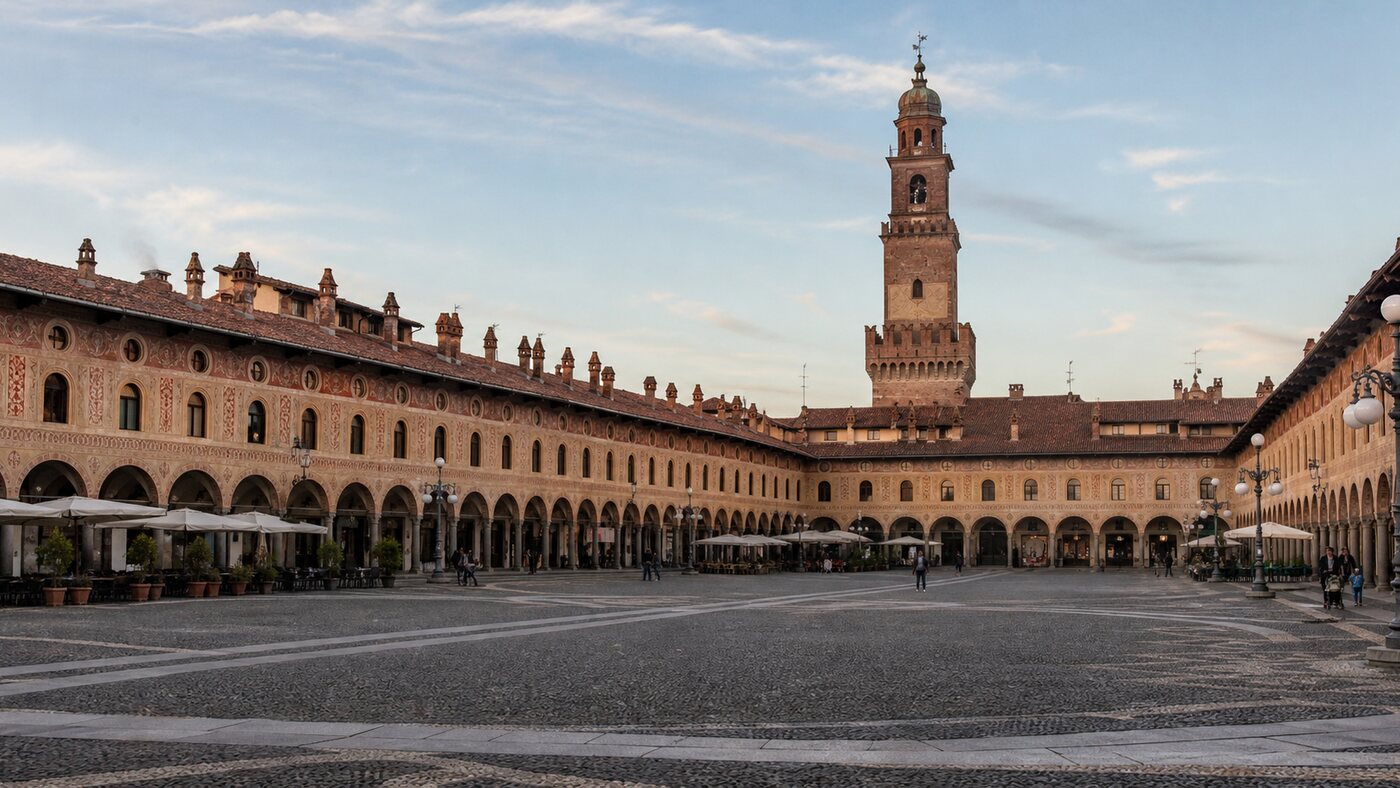Veduta di Piazza Ducale e della Torre del Bramante a Vigevano