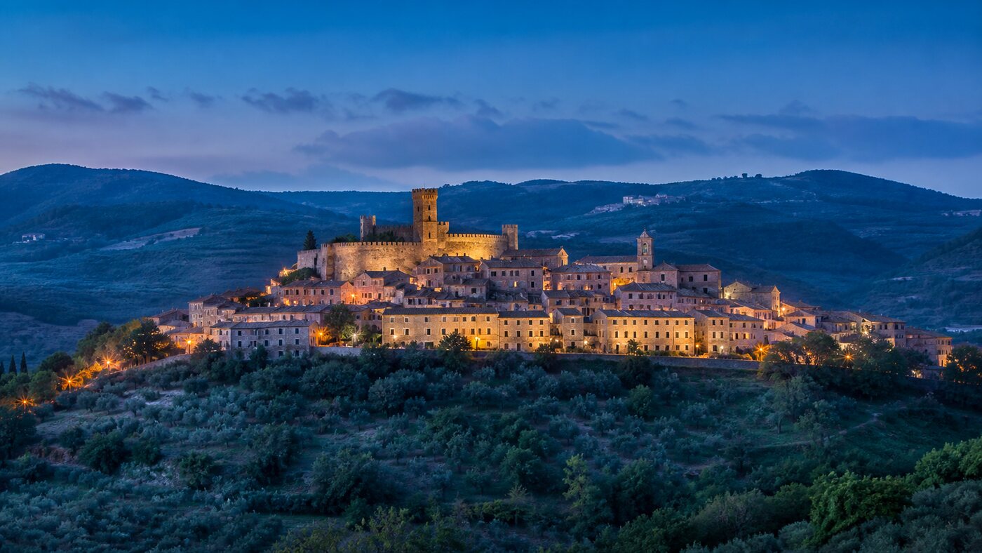Veduta del Castello dei Conti Guidi e del borgo di Vinci tra le colline toscane